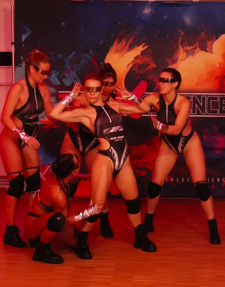 Bailarinas adultas de twerXout® actuando juntas en el escenario