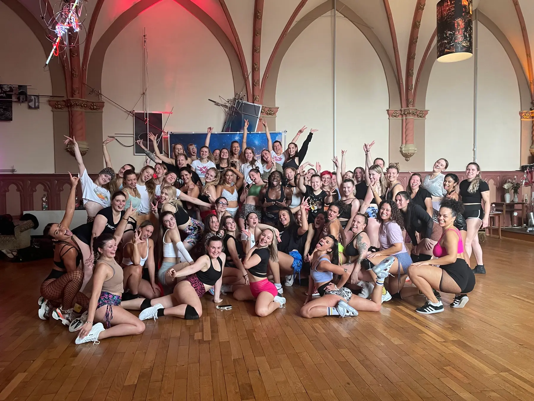 Bailarinas y bailarines de TwerXperience reunidos en el recinto