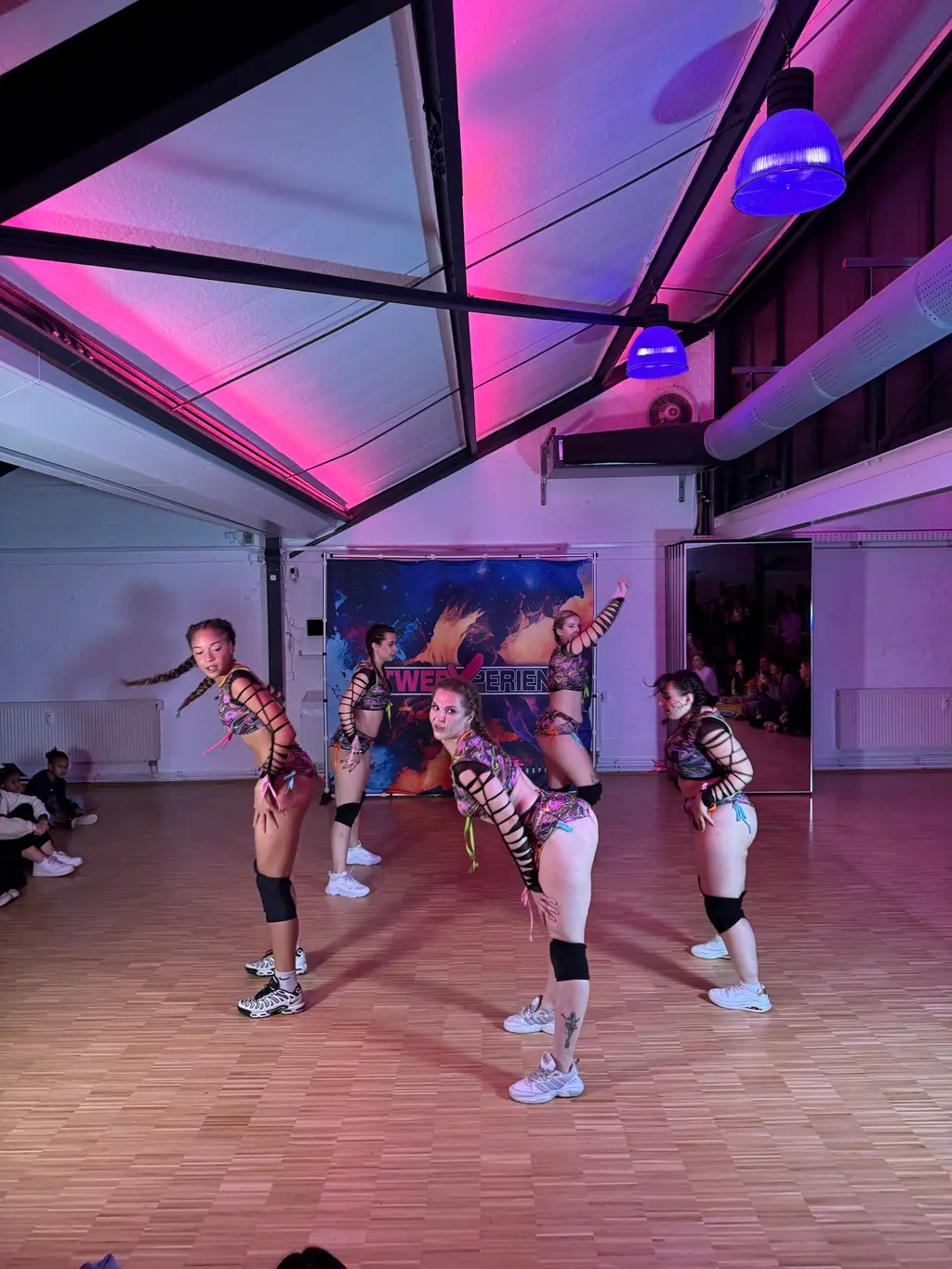 Bailarinas y bailarines en un showcase de TwerXperience