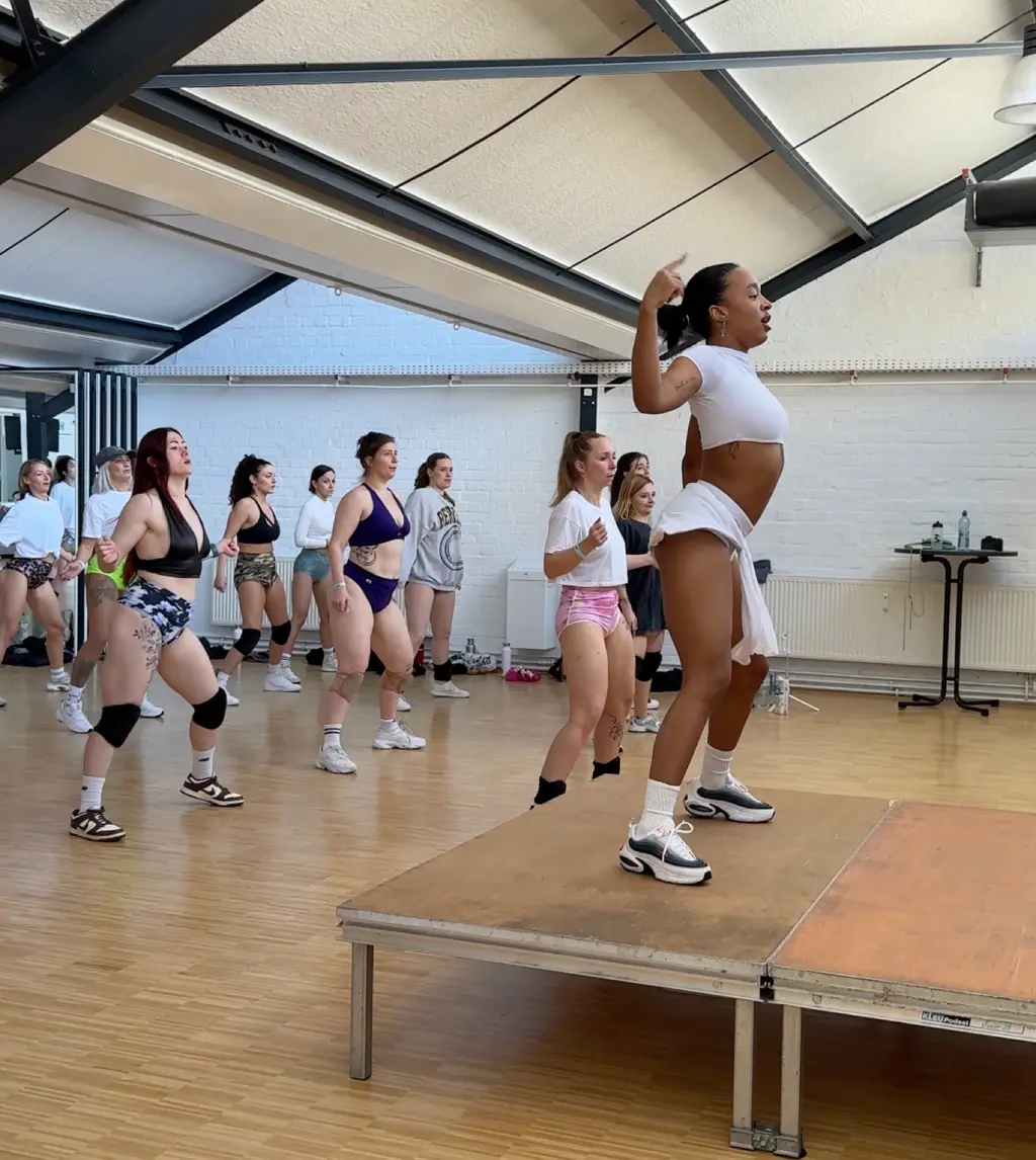 Bailarinas y bailarines en un taller de TwerXperience